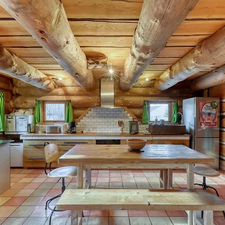 Au Bord D'un Etang Prive, Massif Du Sancy Horská chata